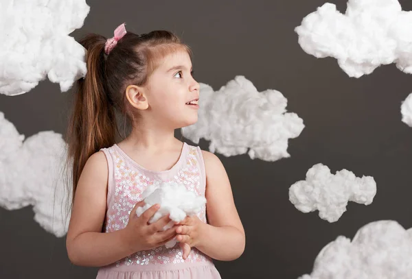 Κοπέλα Που Κρατά Ένα Σύννεφο Στα Χέρια Της Γυρίστηκε Στούντιο — Φωτογραφία Αρχείου