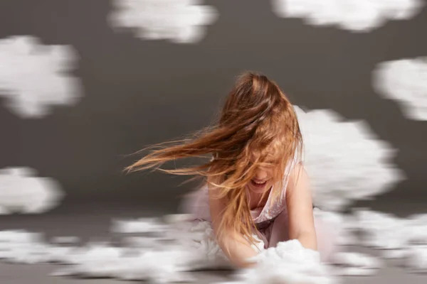 Fille Jouant Avec Les Nuages Tourné Dans Studio Sur Fond — Photo