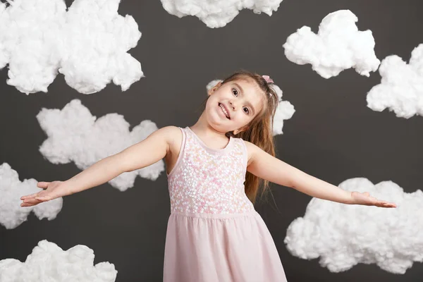 Κορίτσι Παίζει Σύννεφα Γυρίστηκε Στούντιο Ένα Γκρίζο Φόντο — Φωτογραφία Αρχείου