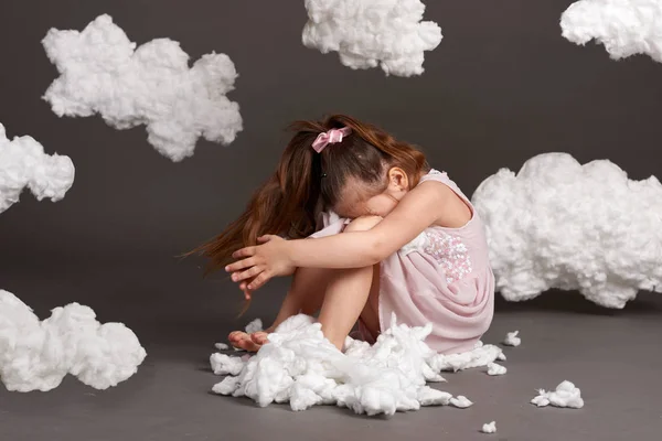 Bir Bulutun Üzerinde Uyuyan Kızı Vuran Gri Bir Arka Plan — Stok fotoğraf