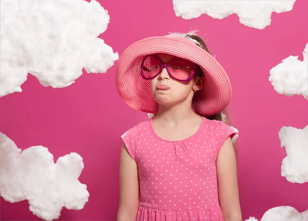 Μόδας Κορίτσι Ποζάρουν Φόντο Ροζ Σύννεφα Ροζ Φόρεμα Και Καπέλο — Φωτογραφία Αρχείου