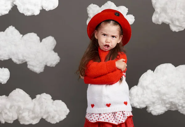 Девушка Играет Облаками Одета Красный Свитер Снята Студии Сером Фоне — стоковое фото