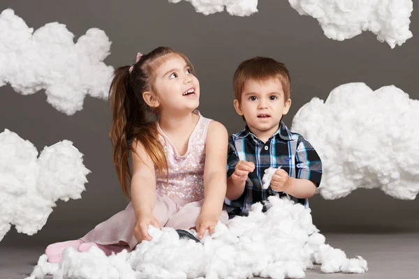 Παιδί Παίζει Σύννεφα Γυρίστηκε Στούντιο Ένα Γκρίζο Φόντο — Φωτογραφία Αρχείου