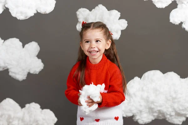 Mädchen Das Mit Wolken Spielt Rotem Pullover Aufgenommen Studio Vor — Stockfoto