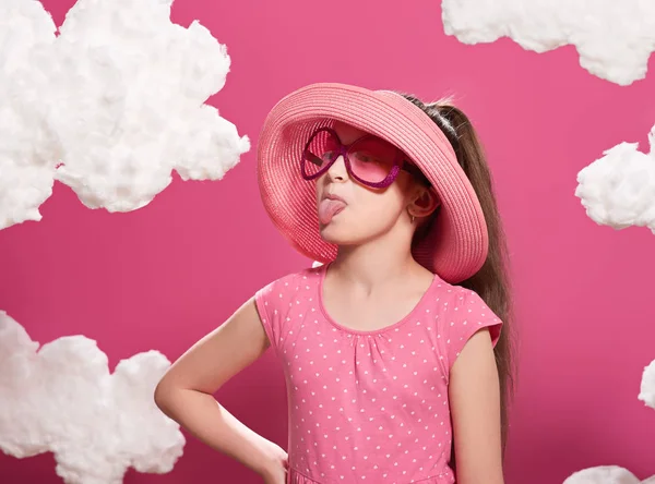 Μόδας Κορίτσι Θέτοντας Ροζ Φόντο Σύννεφα Ροζ Φόρεμα Και Καπέλο — Φωτογραφία Αρχείου
