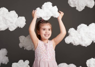 bulutlar ve çalış, gri bir arka plan üzerinde stüdyoda çekim kız dokunur