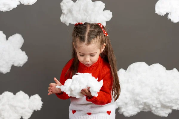 Κορίτσι Παίζει Σύννεφα Ντυμένος Στα Κόκκινα Πουλόβερ Γυρίστηκε Στούντιο Ένα — Φωτογραφία Αρχείου