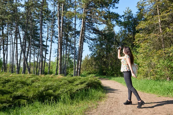 Chica Con Cámara Tomando Fotos Naturaleza Primavera Hermoso Bosque Árboles —  Fotos de Stock