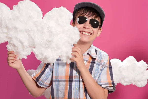 Μοντέρνα Αγόρι Ποζάρει Ροζ Φόντο Σύννεφα — Φωτογραφία Αρχείου