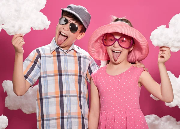 Μόδας Κορίτσι Και Αγόρι Ποζάρει Ροζ Φόντο Σύννεφα — Φωτογραφία Αρχείου