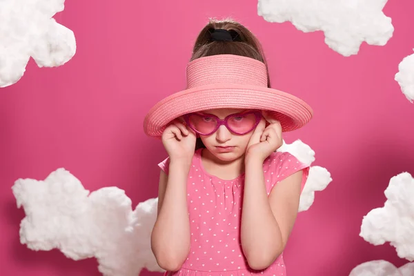 Μόδας Κορίτσι Θέτοντας Ροζ Φόντο Σύννεφα Ροζ Φόρεμα Και Καπέλο — Φωτογραφία Αρχείου