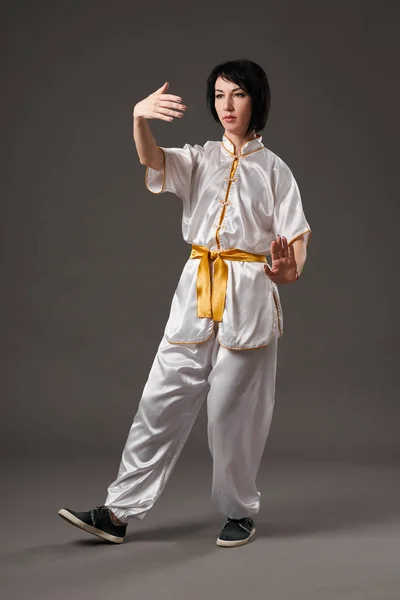 练太极拳的年轻女子 中国管理技能气的能量 灰色背景 工作室拍摄 — 图库照片