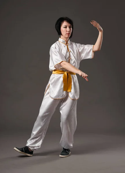 若い女性は 太極拳の練習します 中国の管理スキル気のエネルギー 灰色の背景は スタジオ撮影 — ストック写真