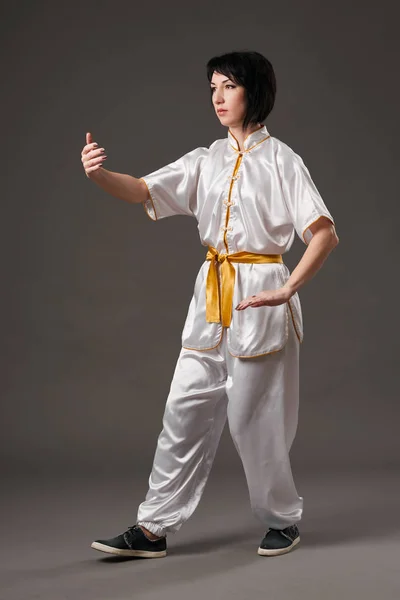 练太极拳的年轻女子 中国管理技能气的能量 灰色背景 工作室拍摄 — 图库照片