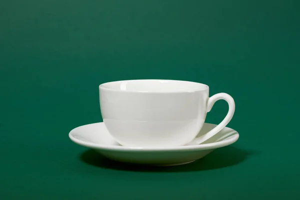 Una Taza Café Simple Sobre Fondo Color Verde Foto Primer — Foto de Stock