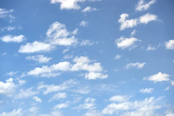 Langit Biru Dengan Awan Putih Lembut Pada Hari Cerah Sebagai — Stok Foto