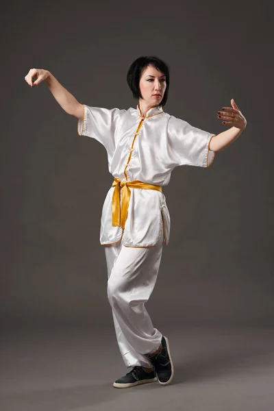 Jovem Praticando Tai Chi Chuan Habilidade Gestão Chinesa Energia Fundo — Fotografia de Stock