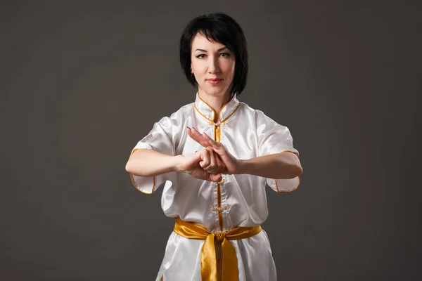 Mujer Joven Practicando Tai Chi Chuan Habilidad Gestión China Energía —  Fotos de Stock
