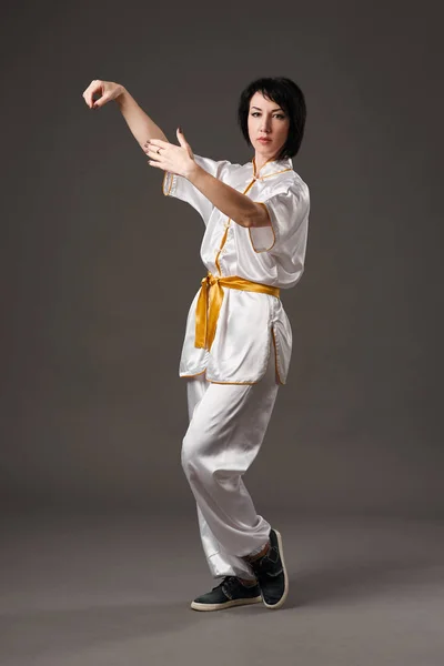 若い女性は 太極拳の練習します 中国の管理スキル気のエネルギー 灰色の背景は スタジオ撮影 — ストック写真