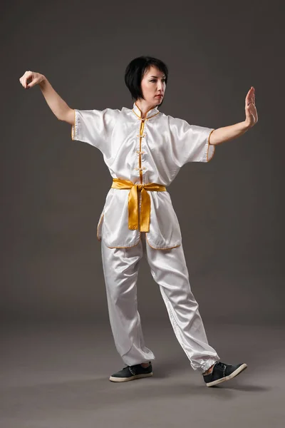 Young Woman Practicing Tai Chi Chuan Chinese Management Skill Energy — Stock Photo, Image