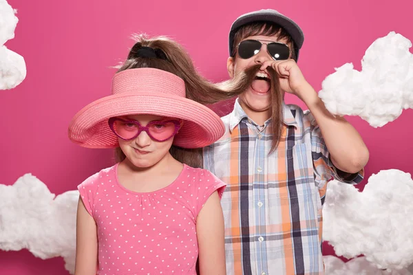 Μόδας Κορίτσι Και Αγόρι Ποζάρει Ροζ Φόντο Σύννεφα — Φωτογραφία Αρχείου
