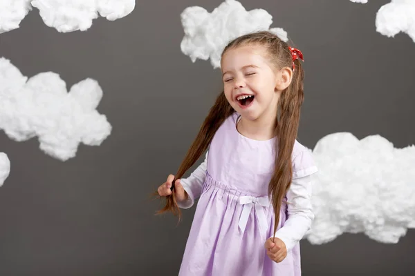 Menina Cantar Brincar Com Nuvens Atirando Estúdio Fundo Cinza Conceito — Fotografia de Stock