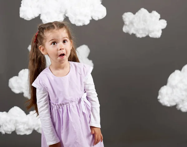 Κορίτσι Παίζει Σύννεφα Γυρίσματα Στο Στούντιο Ένα Γκρίζο Φόντο Ευτυχισμένη — Φωτογραφία Αρχείου