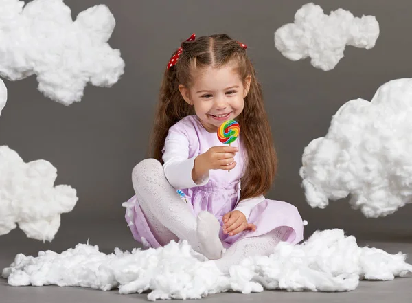 Κορίτσι Κορίτσι Τρώει Γλυκά Και Παίζει Σύννεφα Γυρίσματα Στο Στούντιο — Φωτογραφία Αρχείου