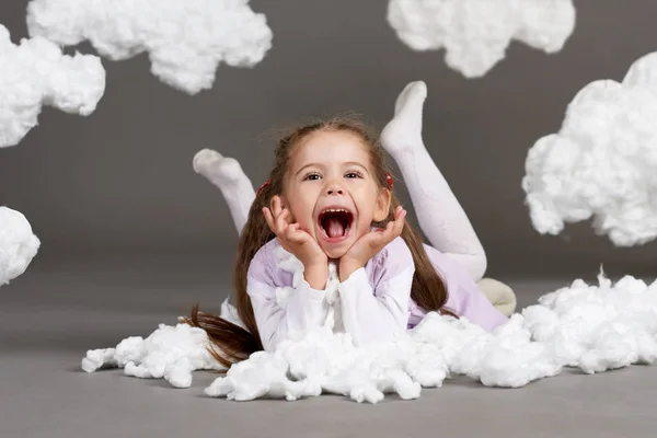 Menina Brincando Com Nuvens Atirando Estúdio Fundo Cinza Conceito Infância — Fotografia de Stock