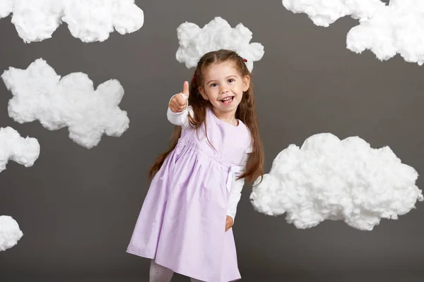 Κορίτσι Παίζει Σύννεφα Γυρίσματα Στο Στούντιο Ένα Γκρίζο Φόντο Ευτυχισμένη — Φωτογραφία Αρχείου