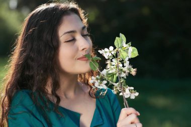 glade Şehir Parkı, parlak güneş ve shadows çimenlerin üzerinde poz güzel kadın