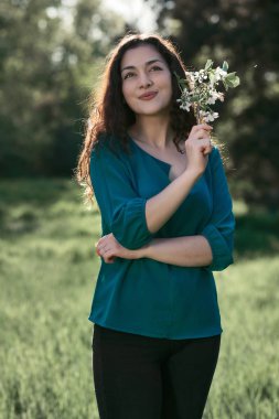glade Şehir Parkı, parlak güneş ve shadows çimenlerin üzerinde poz güzel kadın