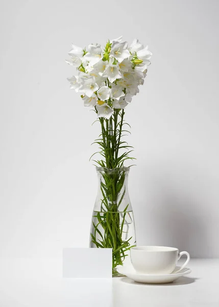 Glockenblume Und Eine Tasse Einer Vase Auf Einem Tisch Der — Stockfoto