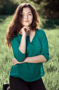 güzel kadınla çimenlerin üzerinde gölgeler, aydınlık yatay yaz ormandaki poz