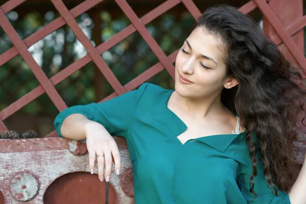 Beautiful Woman Posing Red Painted Old Wooden Wall — Stock Photo, Image