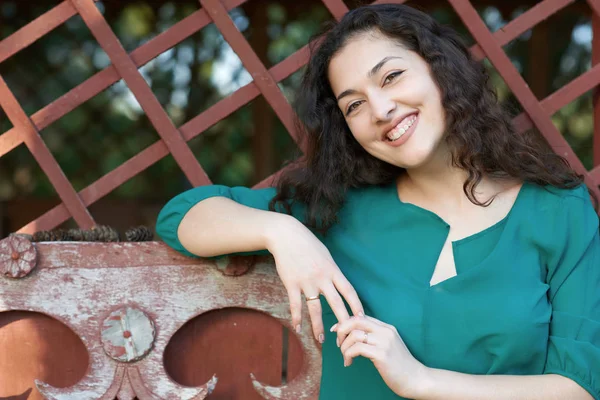 Beautiful Woman Posing Red Painted Old Wooden Wall — Stock Photo, Image