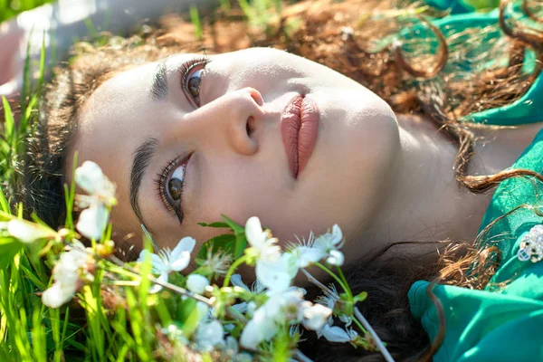 Krásná Dívka Ležící Trávě Slunečný Den Detailní Obličej Letní Forest — Stock fotografie