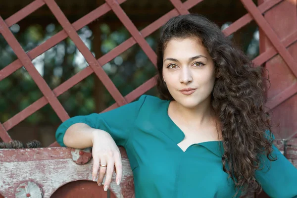 Beautiful Woman Posing Red Painted Old Wooden Wall — Stock Photo, Image