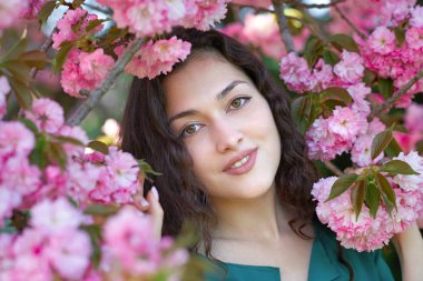güzel kız arka plan olarak, yüz closeup, Sakura çiçek poz bahar