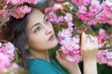 güzel kız arka plan olarak, yüz closeup, Sakura çiçek poz bahar