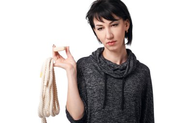 Genç kadın poz ip ve sabun beyaz arka plan üzerinde Studio ile kahverengi şort ve tişört giyiyor