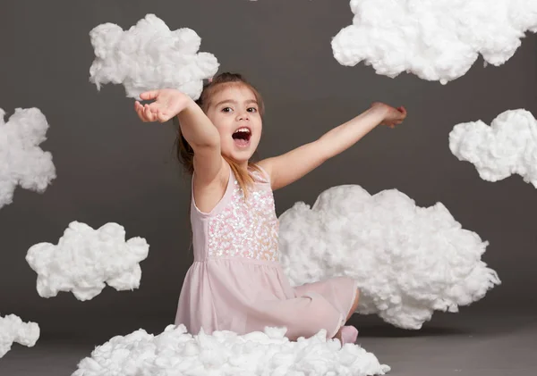 Κορίτσι Παίζει Σύννεφα Γυρίστηκε Στούντιο Ένα Γκρίζο Φόντο — Φωτογραφία Αρχείου