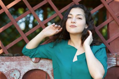 güzel kadın kırmızı boyalı eski ahşap duvara yakın poz