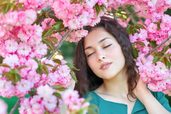 Όμορφη Κοπέλα Ποζάρει Κοντά Sakura Λουλούδια Φόντο Closeup Πρόσωπο Άνοιξη — Φωτογραφία Αρχείου