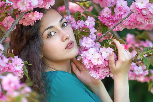 Krásná Dívka Pózuje Poblíž Sakura Květiny Jako Pozadí Detailní Obličej — Stock fotografie