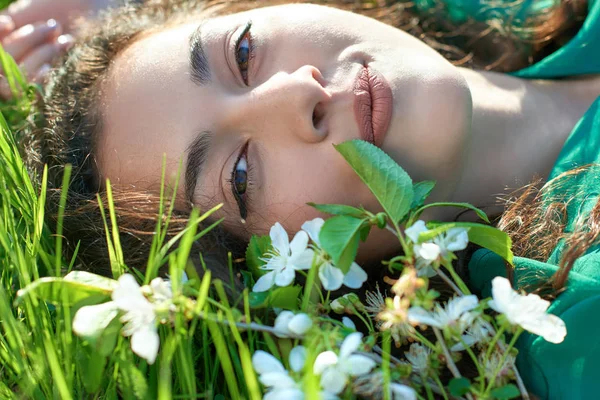 Krásná Dívka Ležící Trávě Slunečný Den Detailní Obličej Letní Forest — Stock fotografie