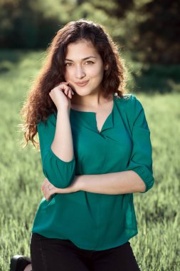 güzel kadınla çimenlerin üzerinde gölgeler, aydınlık yatay yaz ormandaki poz