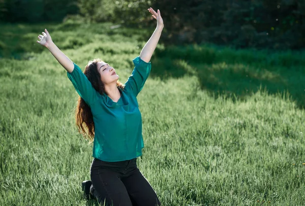 Schöne Frau Posiert Auf Grünem Gras Sonnigen Tagen Sommerwald Helle — Stockfoto