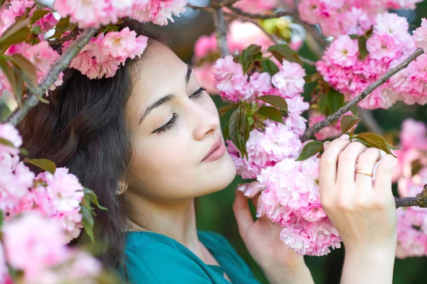 Όμορφη Κοπέλα Ποζάρει Κοντά Λουλούδια Ροζ Sakura Φόντο Πρόσωπο Closeup — Φωτογραφία Αρχείου