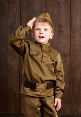 Çocuk retro askeri üniformalı asker gibi giyinmiş